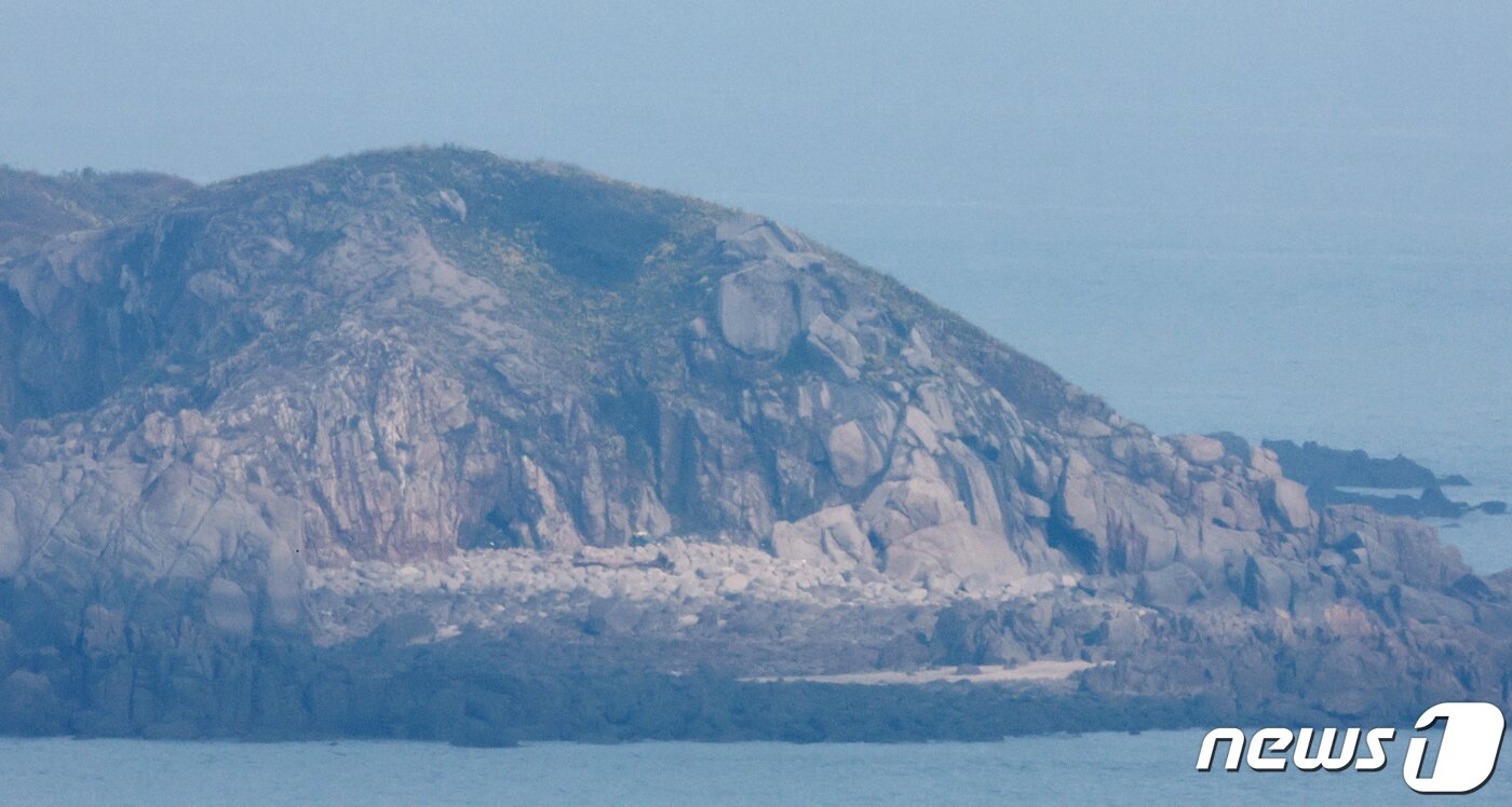 본문 이미지 - 지난 22일 인천 옹진군 대연평도에서 바라본 북한 석도. 2022.10.22/뉴스1 ⓒ News1 장수영 기자