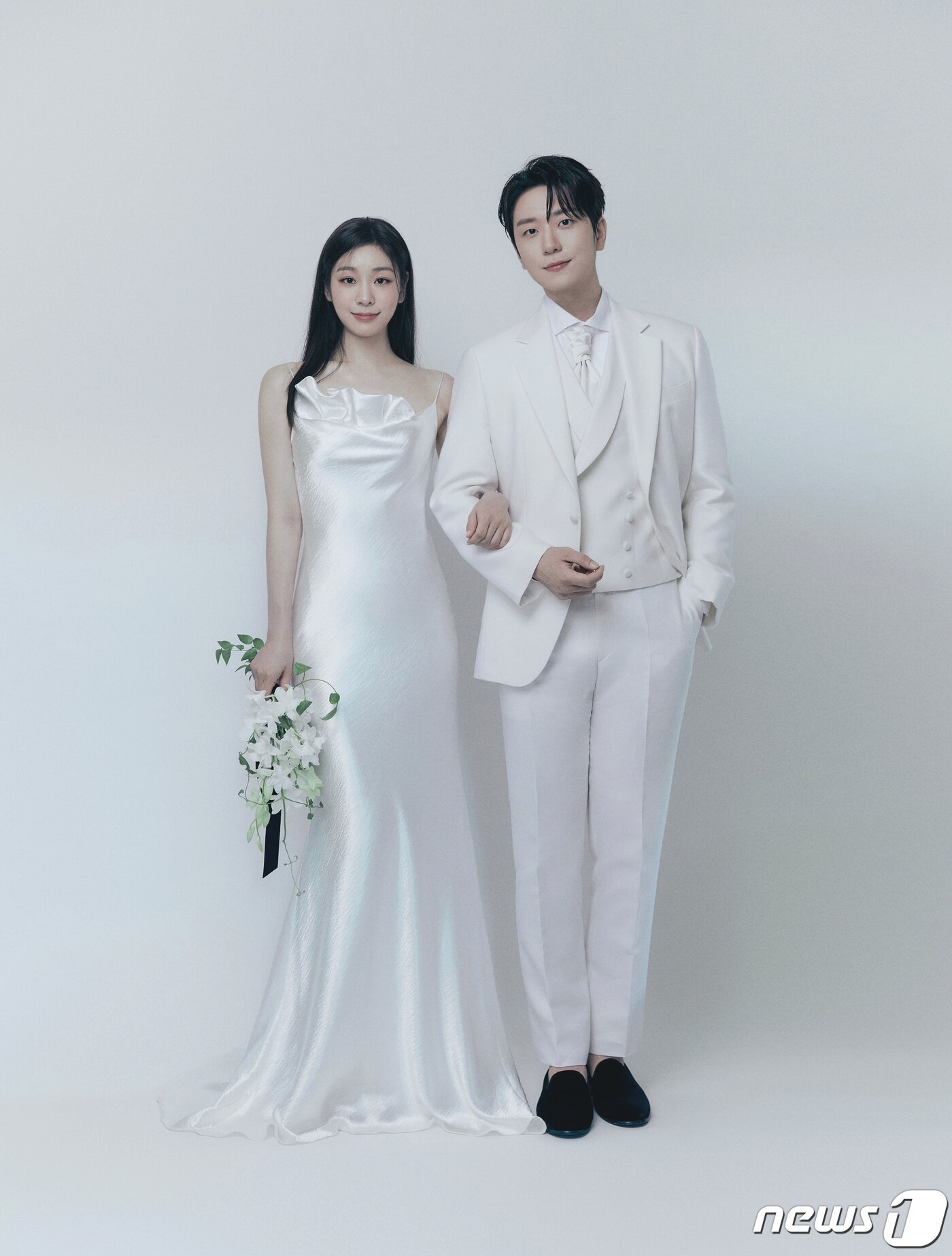 본문 이미지 - '피겨퀸' 김연아와 포레스텔라 성악가 고우림이 22일 오후 서울에서 결혼식을 앞두고 웨딩 사진을 공개했다. 김연아와 고우림은 2018년 올댓스케이트 아이스쇼에 포레스텔라가 초청 가수로 출연하면서 처음 만났다. (올댓스포츠 제공) 2022.10.22/뉴스1