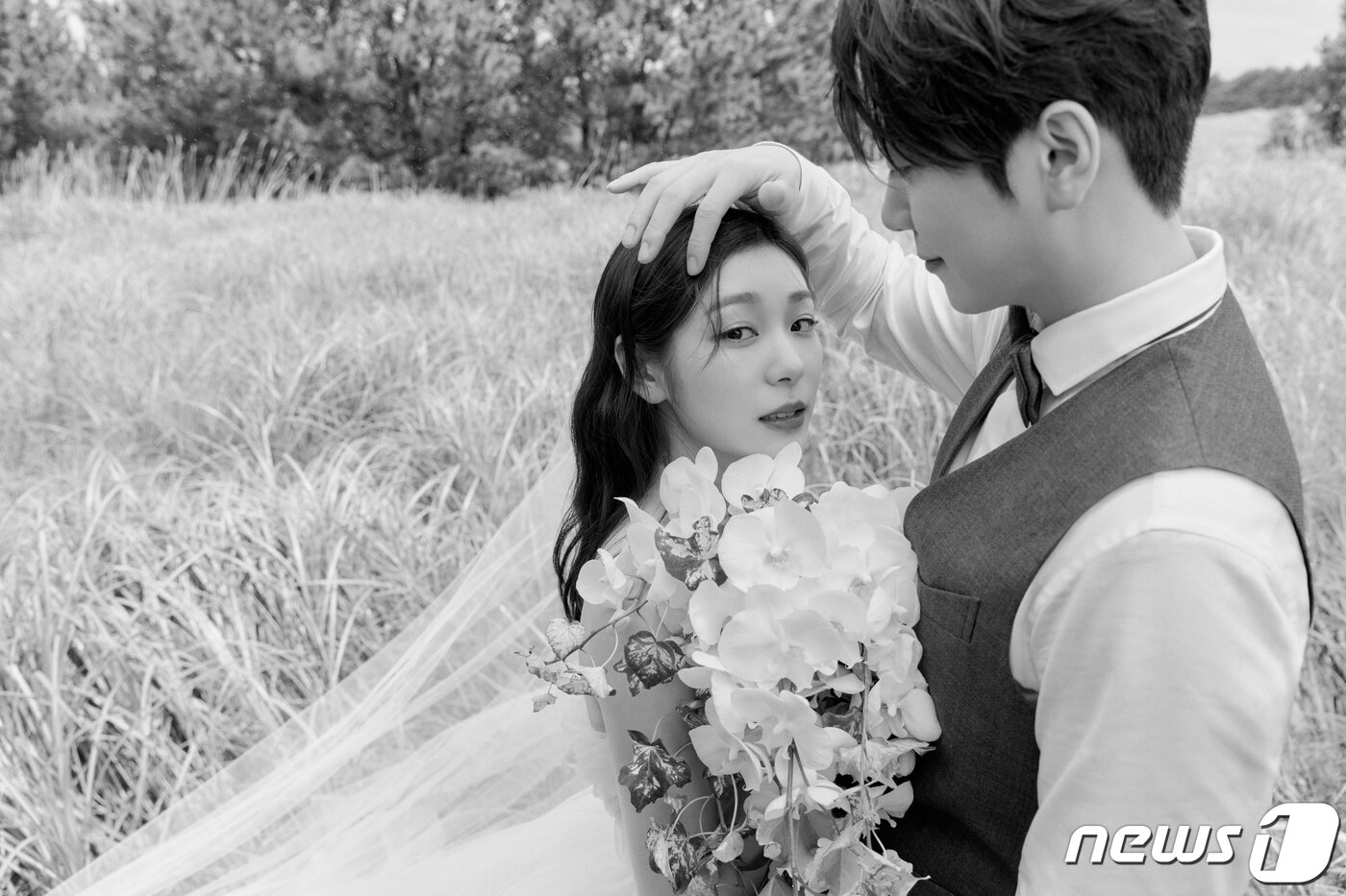 본문 이미지 - '피겨퀸' 김연아와 포레스텔라 성악가 고우림이 22일 오후 서울에서 결혼식을 앞두고 웨딩 사진을 공개했다. 김연아와 고우림은 2018년 올댓스케이트 아이스쇼에 포레스텔라가 초청 가수로 출연하면서 처음 만났다. (올댓스포츠 제공) 2022.10.22/뉴스1