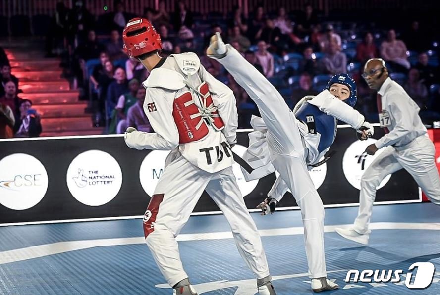 본문 이미지 - 박태준(오른쪽)이 21일(현지시간) 영국 맨체스터에서 개막한 2022 월드태권도 그랑프리 시리즈 3차 대회의 남자 58㎏급 결승에서 경기를 치르고 있다. (세계태권도연맹 제공) 2022.10.22/뉴스1
