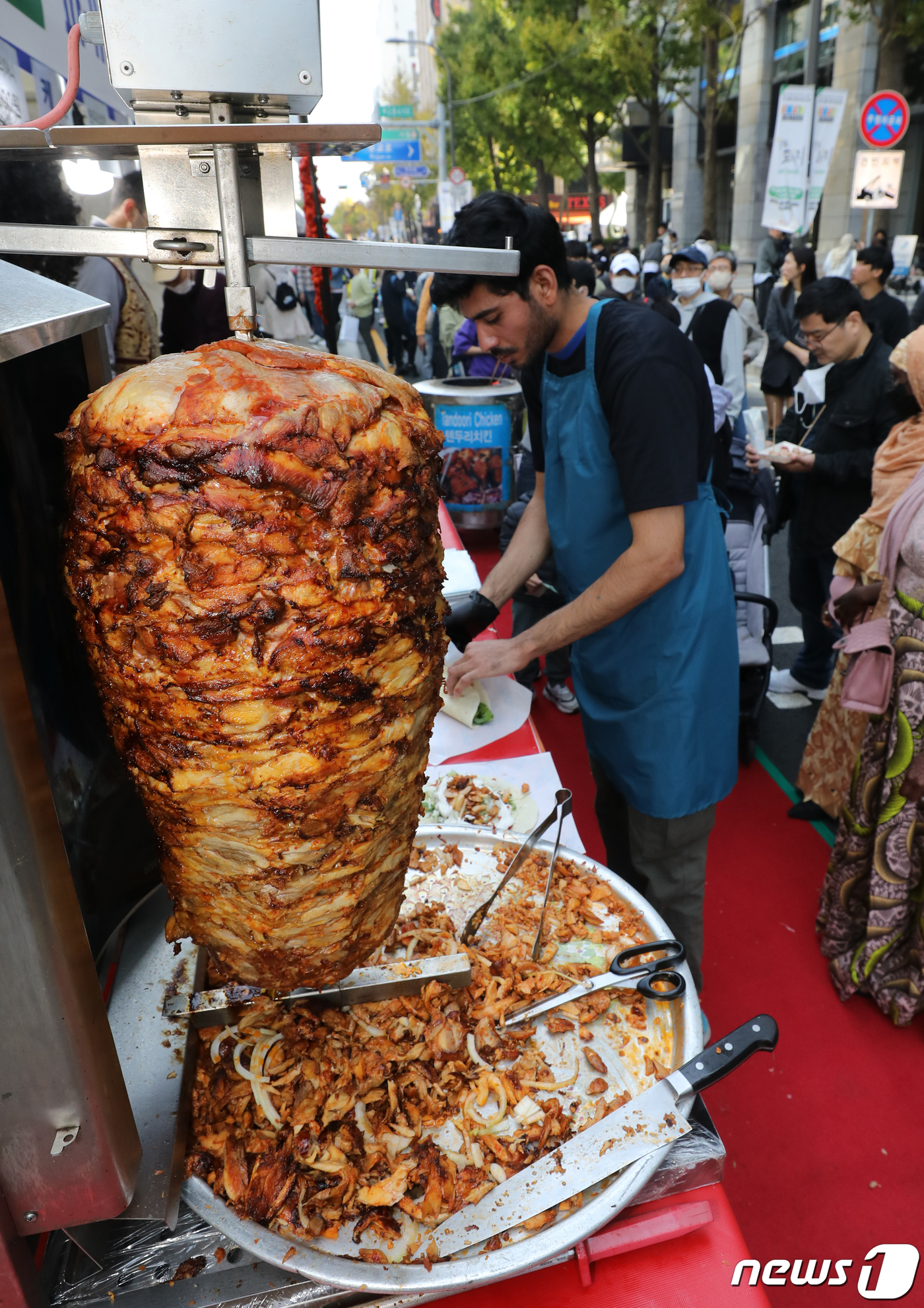 (서울=뉴스1) 송원영 기자 = 22일 서울 중구 청계로로 일대에서 열린 서울세계도시문화축제에서 참석자들이 파키스탄 음식을 선보이고 있다.서울시는 이날 부터 23일까지 서울광장, …