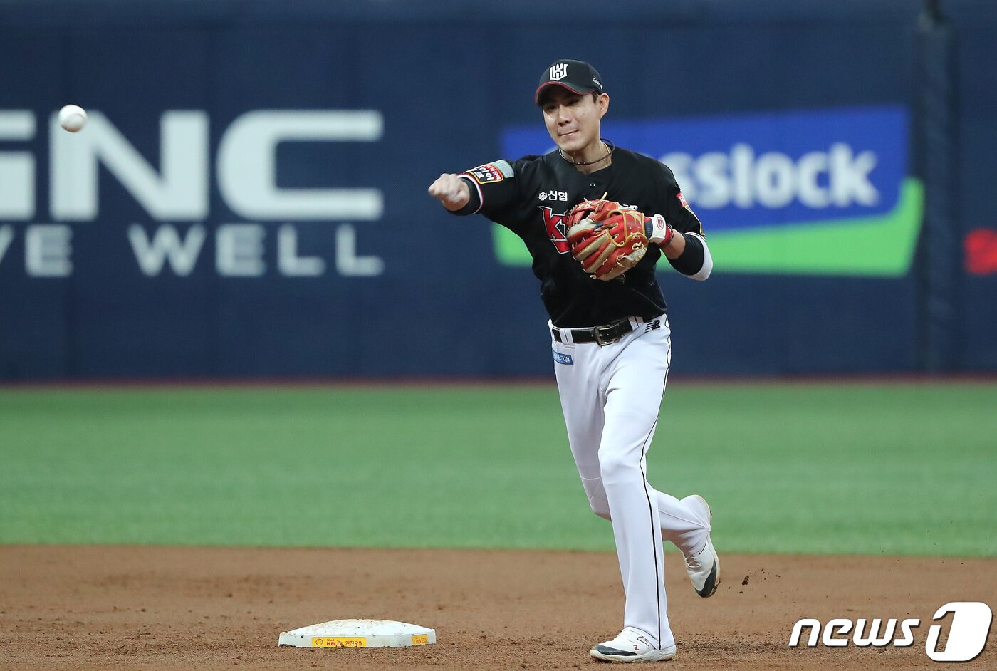 본문 이미지 - 22일 서울 구로구 고척스카이돔에서 열린 프로야구 '2022 신한은행 SOL KBO 포스트시즌' 준플레이오프 5차전 KT 위즈와 키움 히어로즈의 경기 1회말 1사 1루 상황 KT 심우준이 1루주자 이용규를 포스아웃후 1루로 송구하고 있다. 2022.10.22/뉴스1 ⓒ News1 임세영 기자