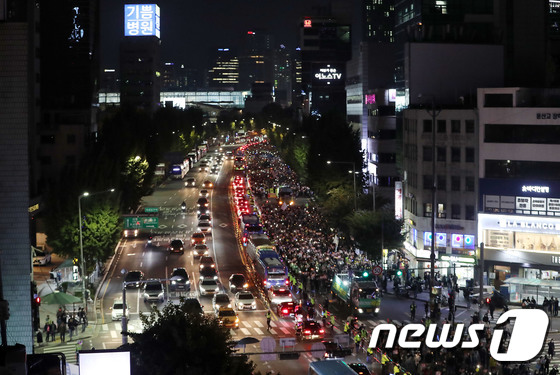 도로 행진하는 '촛불대행진