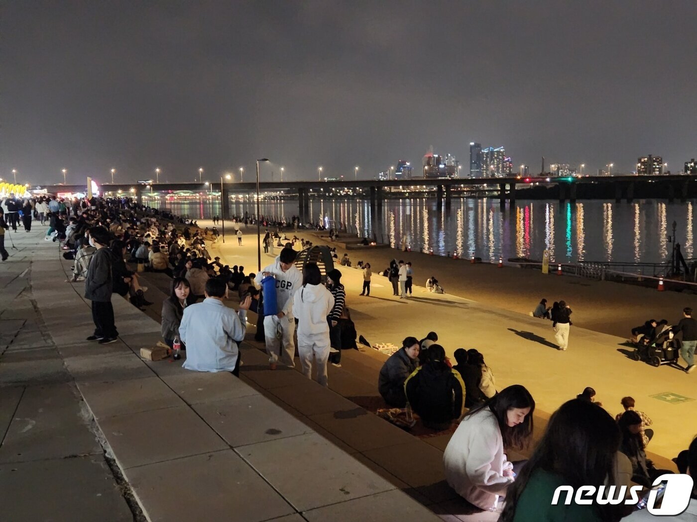 본문 이미지 - 22일 여의도에서 재개장한 한강야시장에서 시민들이 음식을 먹으며 즐기고 있다.ⓒ News1