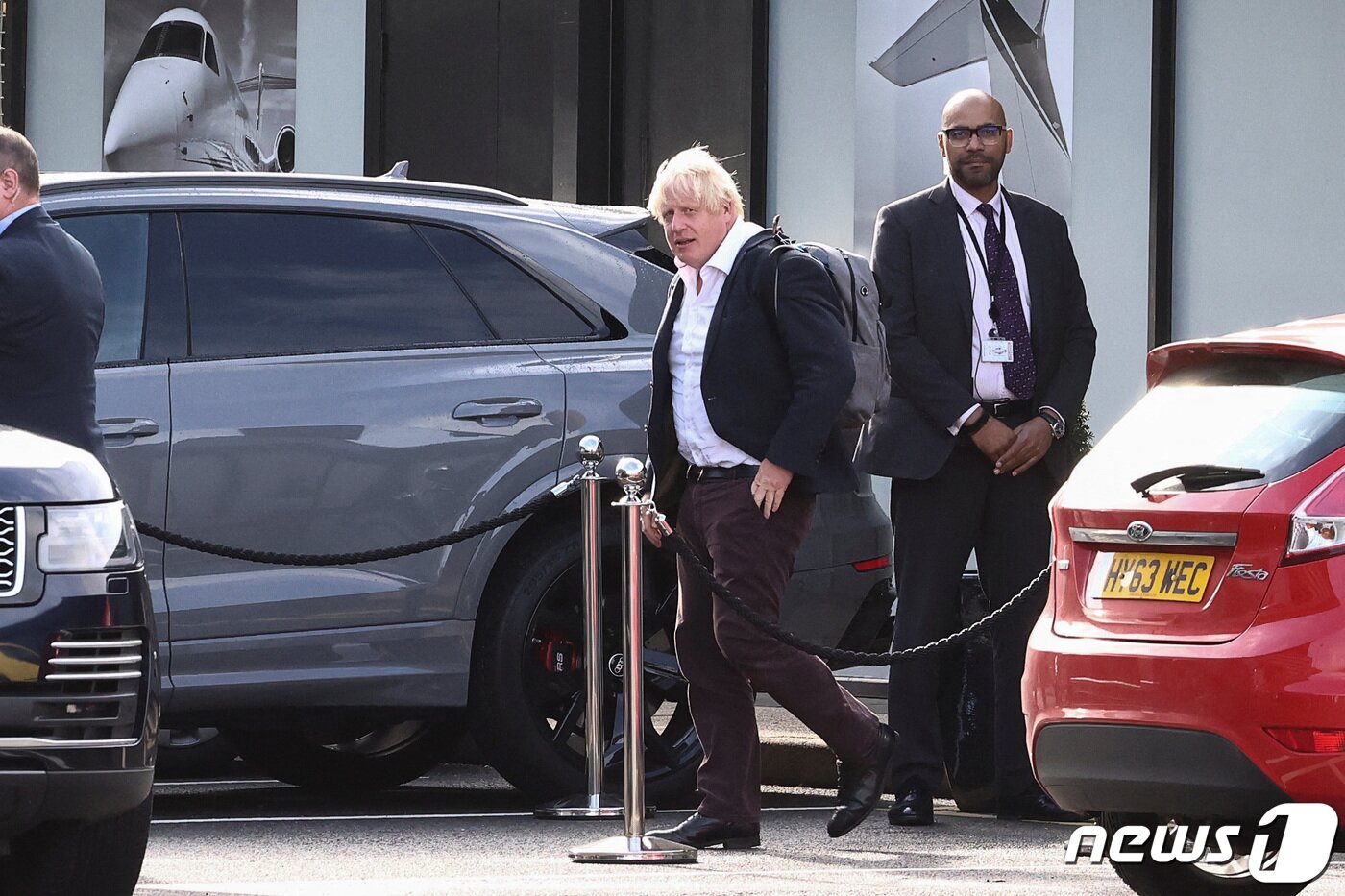 본문 이미지 - 보리스 존슨 전 영국 총리가 런던 개트윅공항에서 포착된 모습. 2022.10.22. ⓒ 로이터=뉴스1 ⓒ News1 정윤영 기자