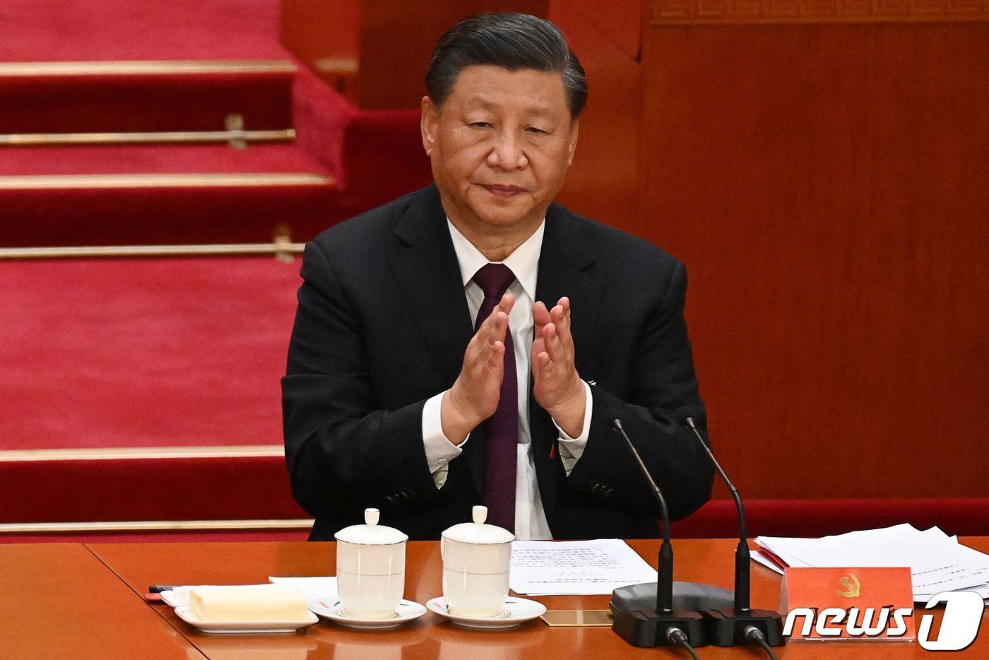 본문 이미지 - 시진핑 중국 국가주석이 22일 (현지시간) 3연임을 사실상 확정한 베이징 인민 대회당에서 열린 중국 공산당 20차 당 대회의 폐막식에 참석을 하고 있다. ⓒ AFP=뉴스1 ⓒ News1 우동명 기자