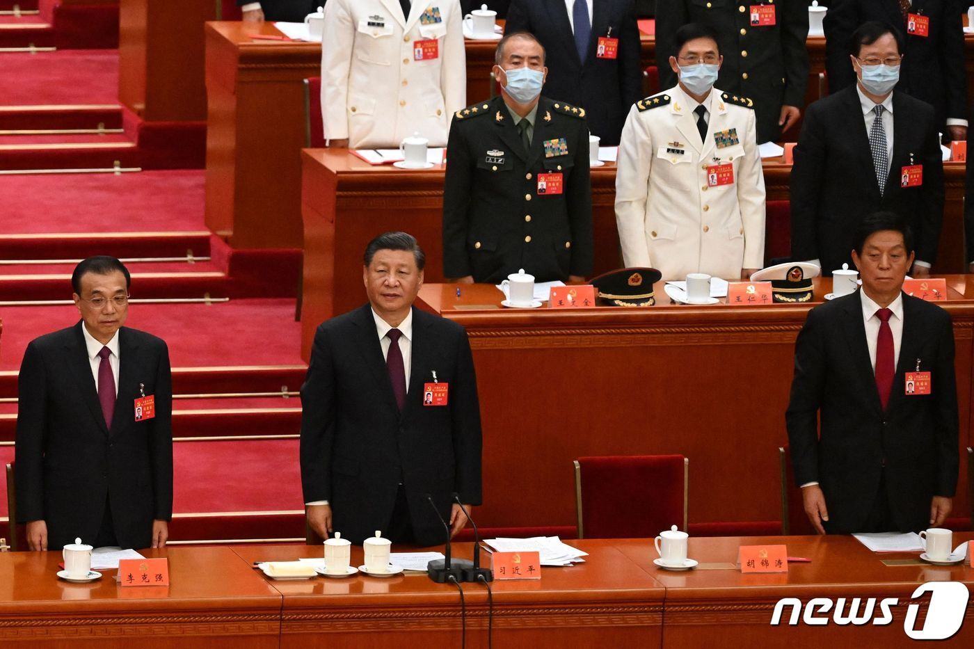 본문 이미지 - 시진핑 중국 국가 주석이 22일 (현지시간) 베이징 인민 대회당에서 열린 중국 공산당 20차 당 대회의 폐막식서 후진타오 전 주석의 빈 자리를 사이에 두고 리커창 총리, 리잔수 전인대 상무위원장과 기립을 하고 있다. ⓒ AFP=뉴스1 ⓒ News1 우동명 기자