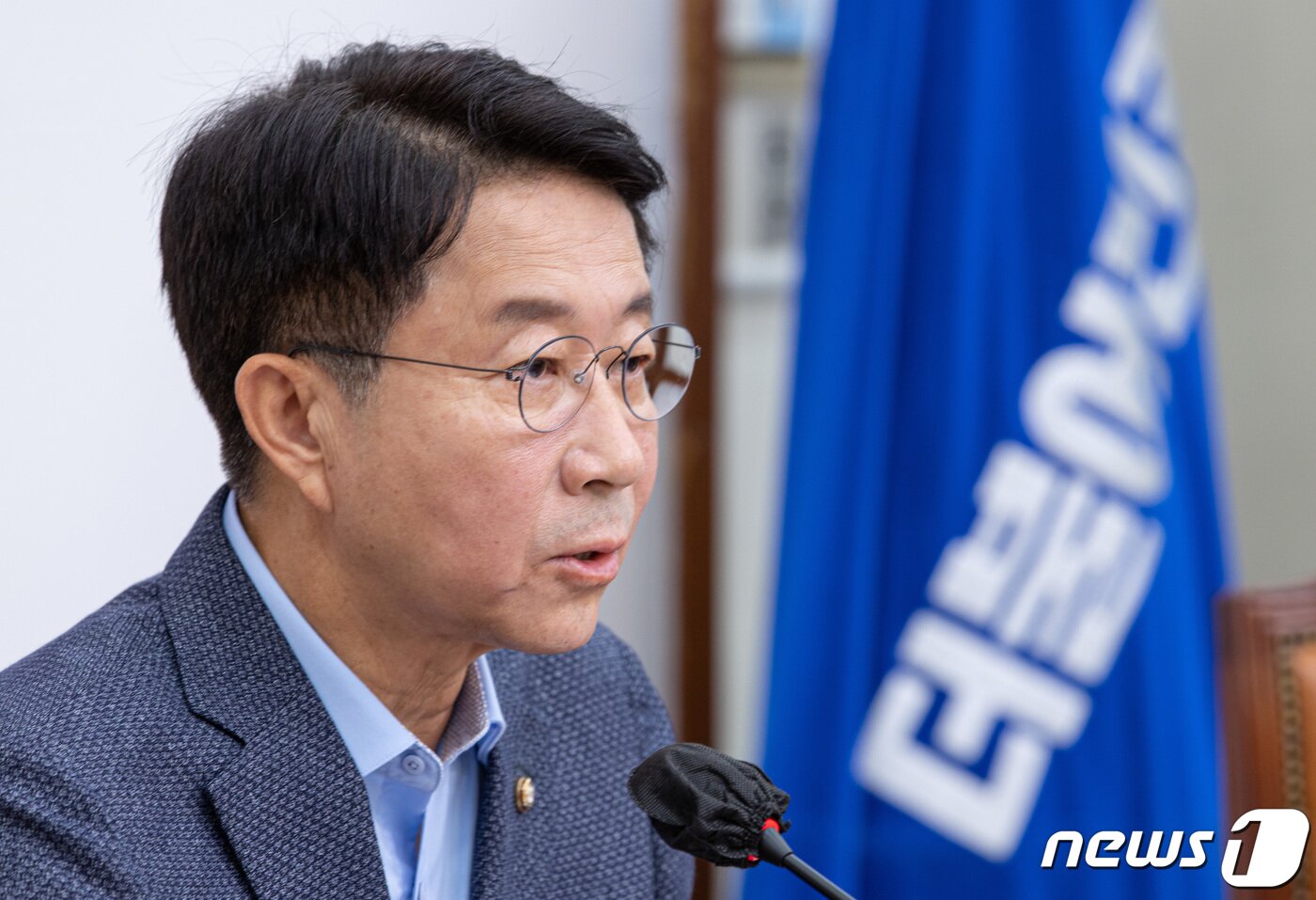 본문 이미지 - 조정식 더불어민주당 사무총장이 23일 오전 서울 여의도 국회에서 열린 기자간담회에서 발언을 하고 있다. 2022.10.23/뉴스1 ⓒ News1 이재명 기자