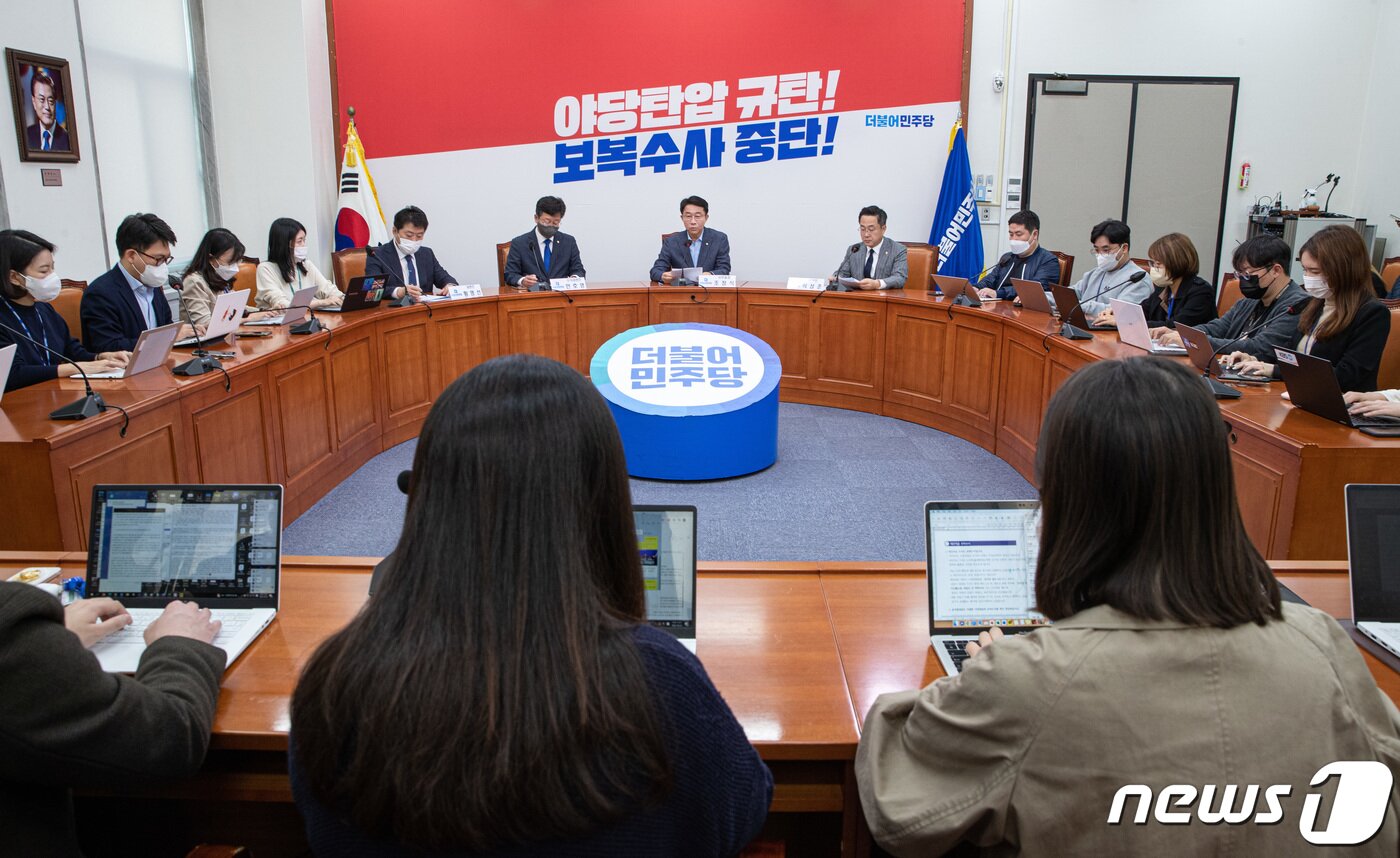 본문 이미지 - 조정식 더불어민주당 사무총장이 23일 오전 서울 여의도 국회에서 열린 기자간담회에서 발언을 하고 있다. 2022.10.23/뉴스1 ⓒ News1 이재명 기자