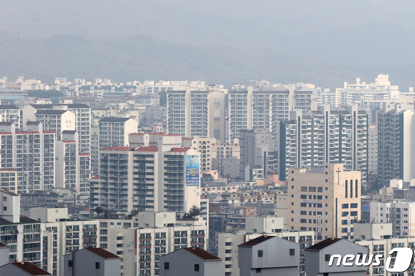  서울 강북구 북서울꿈의숲에서 바라본 도봉구 아파트 단지들. 2022.10.23/뉴스1 ⓒ News1 이광호 기자