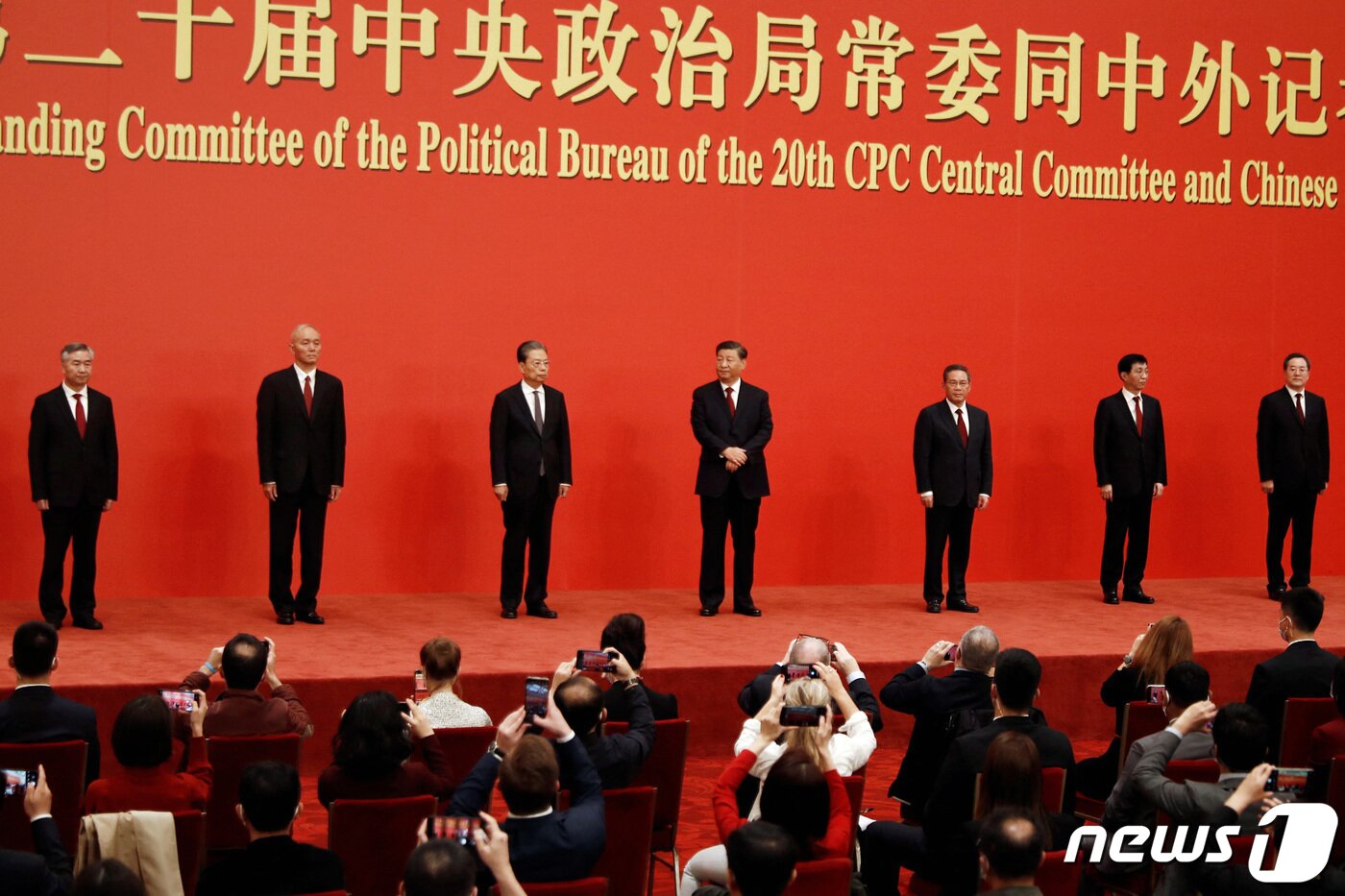 본문 이미지 - 시진핑 중국 국가주석이 23일 중국 공산당 최고 지도부인 중앙정치국 상무위원회 위원에 새로 선임된 사람들을 소개하고 있다. ⓒ 로이터=뉴스1 ⓒ News1 강민경 기자