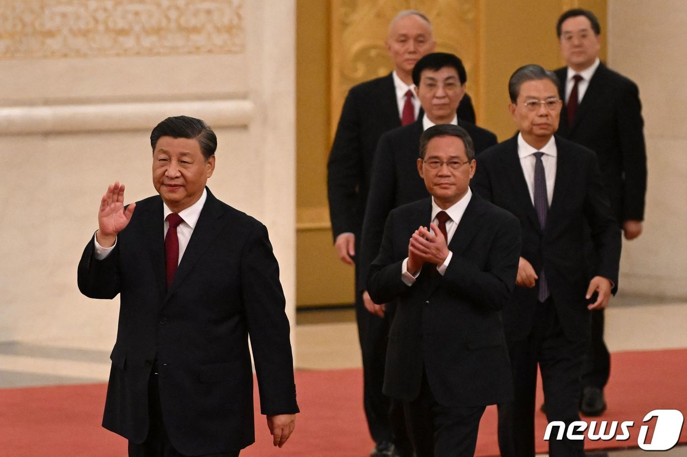 본문 이미지 - 시진핑 중국 국가 주석이 23일 중국 공산당 총서기로 재선출되면서 3연임이 확정됐다. 시 주석 뒤로 리창 상하이시 당서기, 자오러지 당 중앙기율검사위원회 서기, 왕후닝 중앙서기처 서기, 차이치 베이징시 당서기, 딩쉐샹 중앙판공처 주임이 순서대로 제20기 1차 전체회의(1중전회) 내·외신 기자회견에 입장하고 있다. ⓒ AFP=뉴스1 ⓒ News1 이유진 기자
