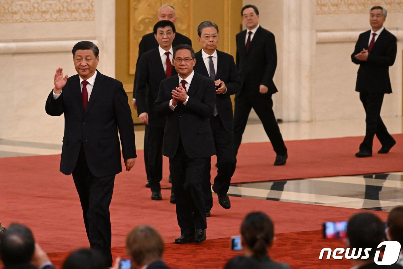 본문 이미지 - 시진핑 중국 국가 주석이 23일 중국 공산당 총서기로 재선출되면서 3연임이 확정됐다. 시 주석 뒤로 리창 상하이시 당서기, 자오러지 당 중앙기율검사위원회 서기, 왕후닝 중앙서기처 서기, 차이치 베이징시 당서기, 딩쉐샹 중앙판공처 주임, 리시 광둥성 서기가 순서대로 제20기 1차 전체회의(1중전회) 내·외신 기자회견에 입장하고 있다. ⓒ AFP=뉴스1 ⓒ News1 이유진 