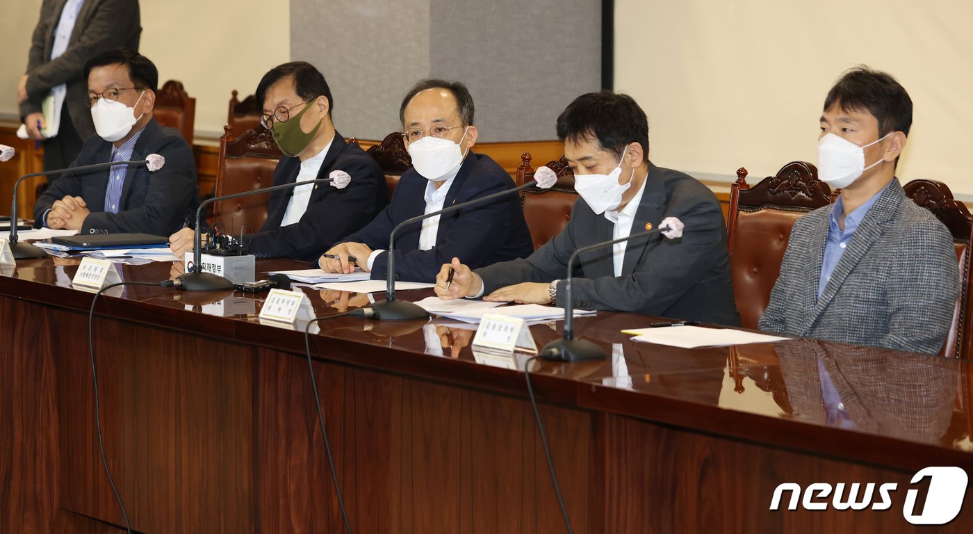 본문 이미지 - 추경호 경제부총리 겸 기획재정부장관을 비롯한 경제 금융수장들이 지난 10월 23일 서울 중구 명동 은행회관에서 비상 거시경제금융회의를 마친뒤 취재진의 질문을 듣고 있다. 왼쪽부터 최상목 대통령실 경제수석, 이창용 한국은행 총재, 추 부총리, 김주현 금융위원장, 이복현 금융감독원장..2022.10.23/뉴스1 ⓒ News1 이광호 기자