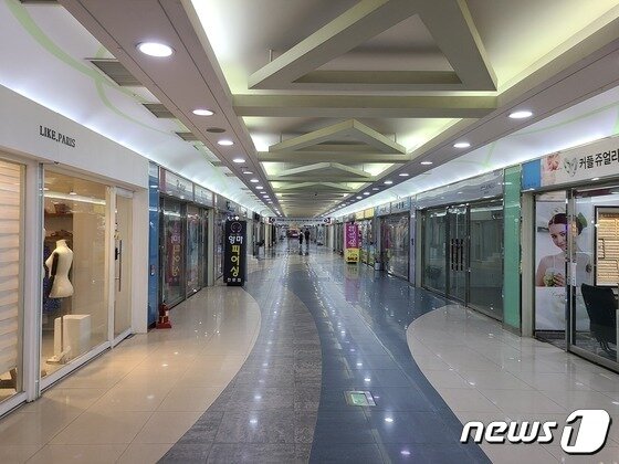 본문 이미지 - 공실률 100%로 전락한 청주 대현프리몰 지하상가 내부 모습. ⓒ 뉴스1 강준식 기자