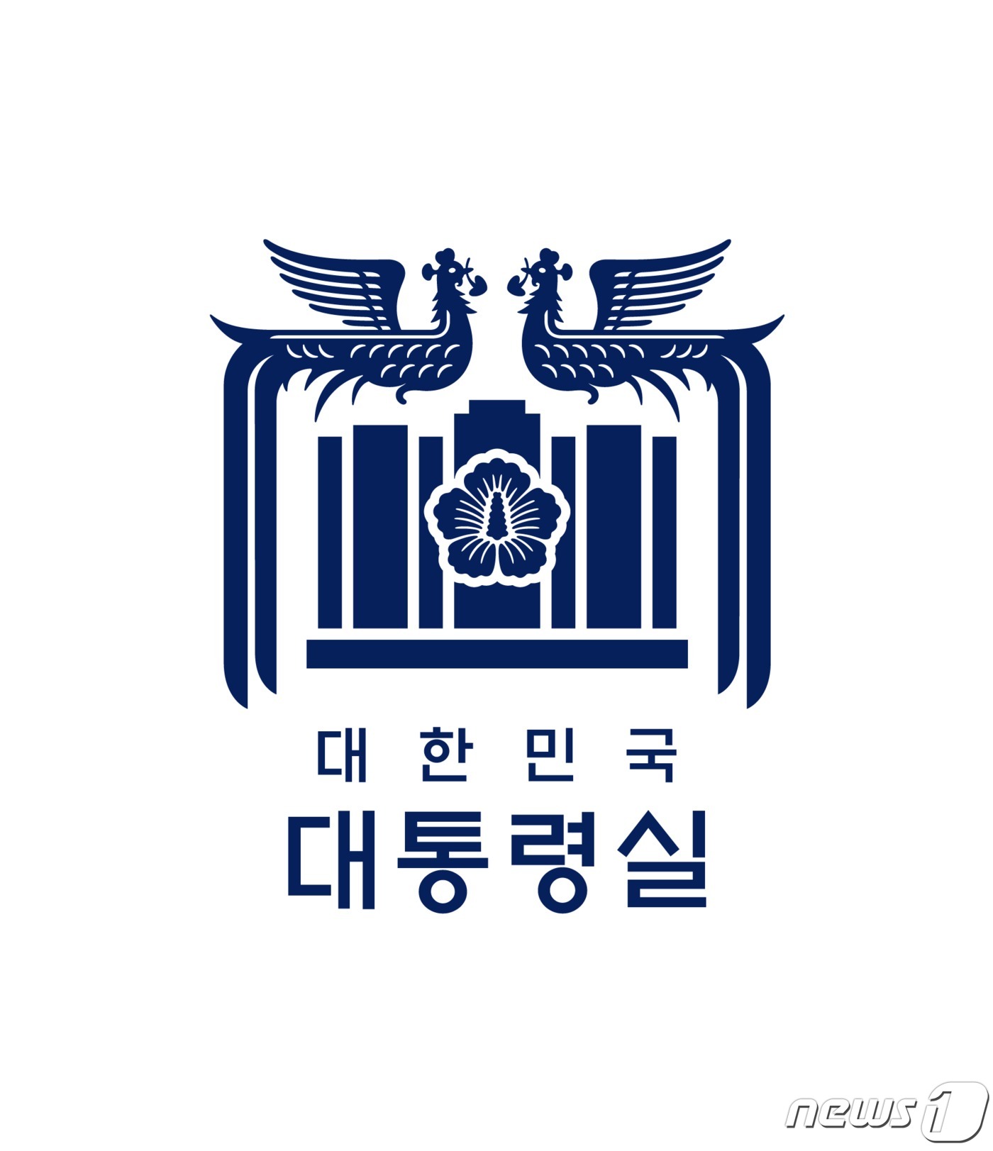 (서울=뉴스1) 안은나 기자 = 대통령실은 23일 대한민국 자유·평화·번영을 상징하는 새로운 상징체계(CI) 디자인을 공개했다. 용산 대통령실 청사에 봉황과 무궁화를 배치한 새로운 …