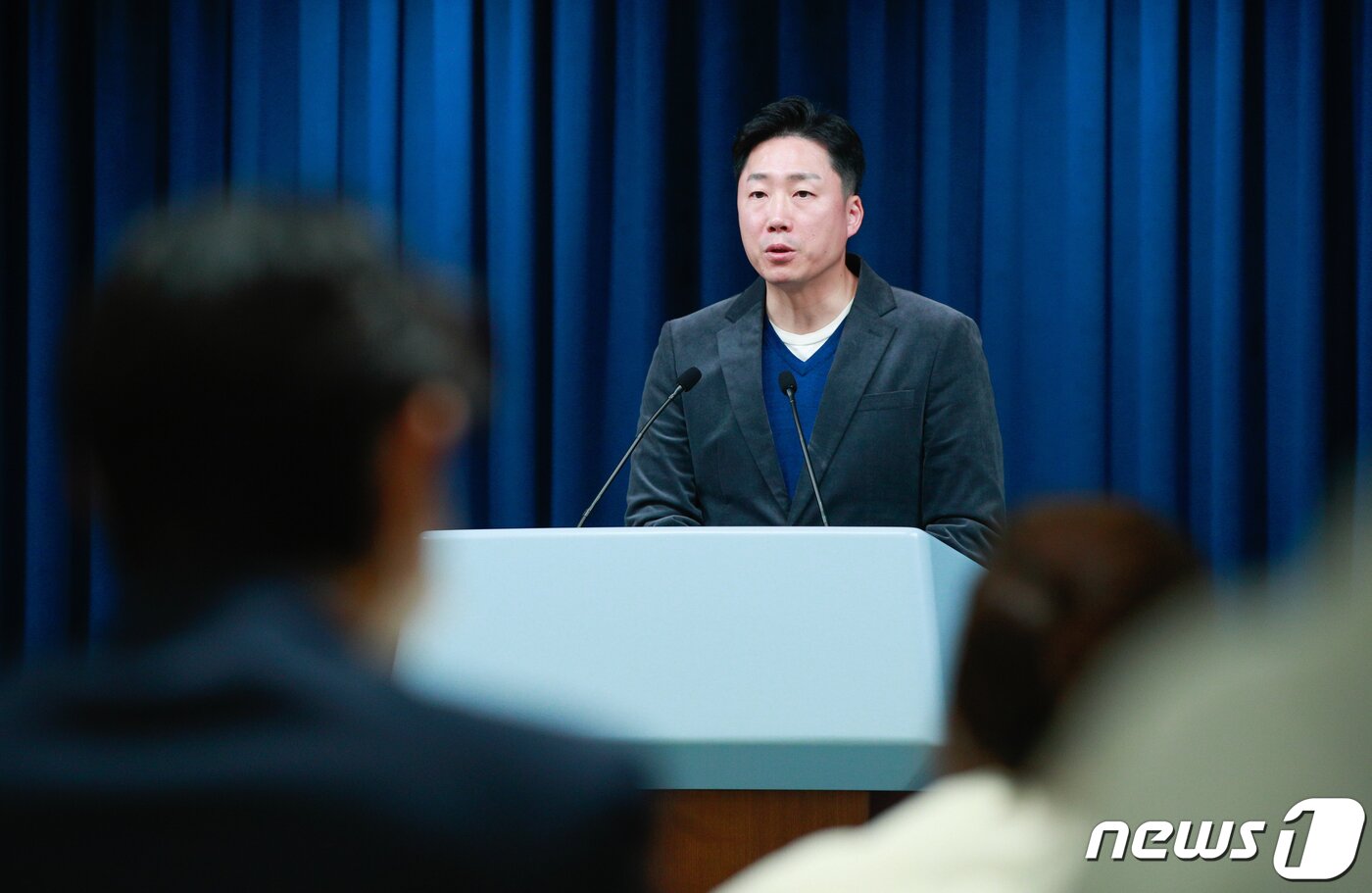 본문 이미지 - 이재명 부대변인이 23일 오후 용산 대통령실에서 현안 관련 브리핑을 하고 있다. 대통령실은 이날 대한민국 자유·평화·번영을 상징하는 새로운 상징체계(CI) 디자인을 공개했다. 용산 대통령실 청사에 봉황과 무궁화를 배치한 새로운 상징체계는 최종 매뉴얼 작업을 거쳐 오는 11월부터 사용될 예정이다. 2022.10.23/뉴스1 ⓒ News1 안은나 기자