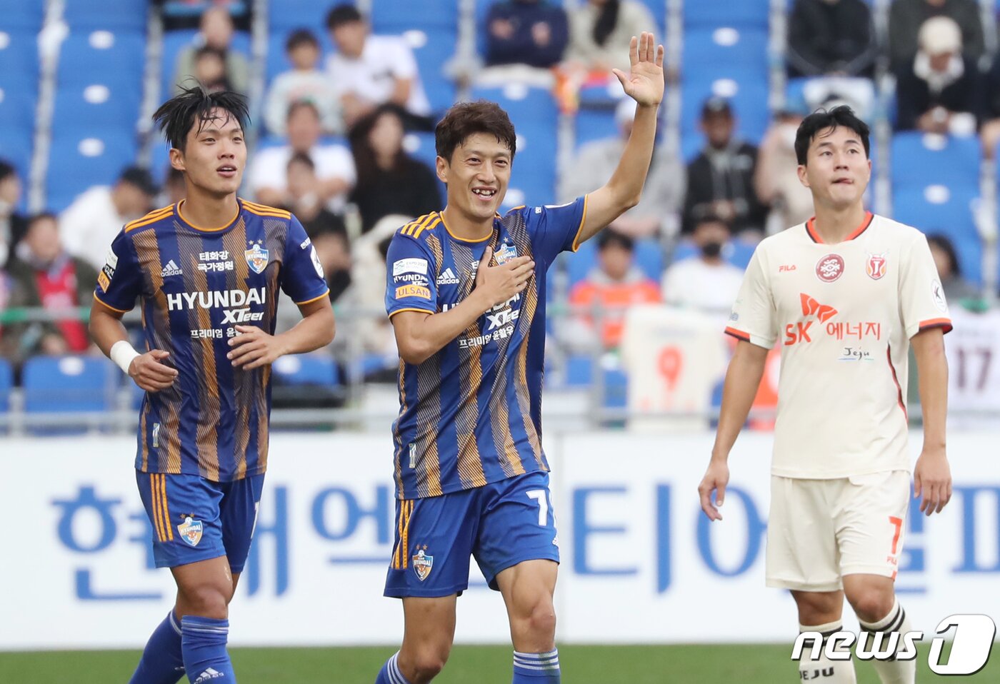 본문 이미지 - 23일 오후 울산 문수축구경기장에서 열린 하나원큐 K리그1 2022 38라운드 최종전 울산현대와 제주유나이티드의 경기에서 울산 이청용이 선제골을 넣고 기뻐하고 있다. 2022.10.23/뉴스1 ⓒ News1 윤일지 기자
