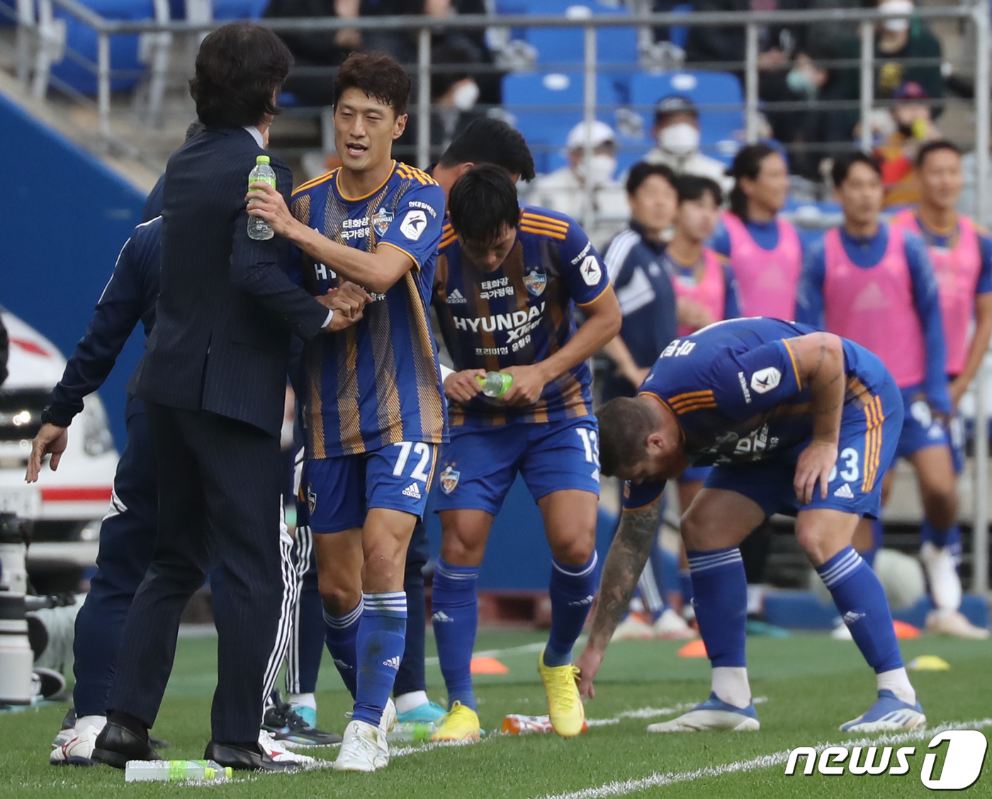 (울산=뉴스1) 윤일지 기자 = 23일 오후 울산 문수축구경기장에서 열린 하나원큐 K리그1 2022 38라운드 최종전 울산현대와 제주유나이티드의 경기에서 울산 이청용이 선제골을 넣 …