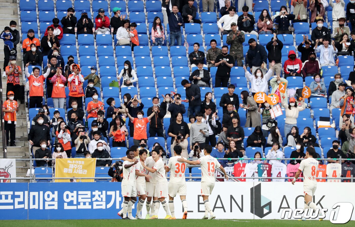 본문 이미지 - 23일 오후 울산 문수축구경기장에서 열린 하나원큐 K리그1 2022 38라운드 최종전 울산현대와 제주유나이티드의 경기에서 제주 서진수가 동점골을 넣고 동료들과 기뻐하고 있다. 2022.10.23/뉴스1 ⓒ News1 윤일지 기자