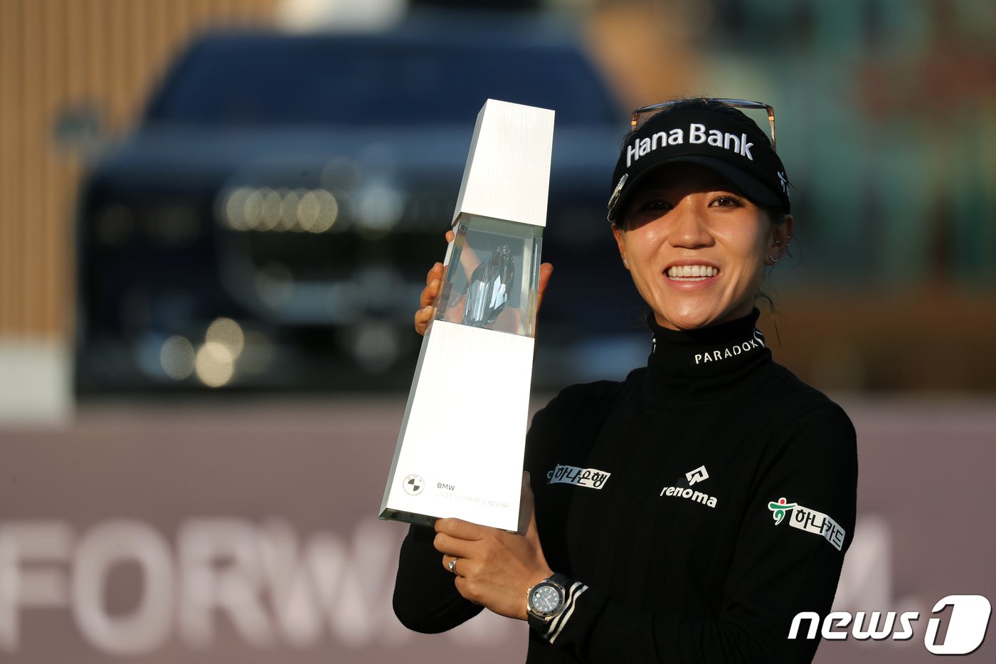 본문 이미지 - 리디아고가 23일 강원도 원주시 오크밸리CC에서 열린 'LPGA 투어 BMW레이디스 챔피언십 2022'에서 우승을 차지한 후 트로피를 들어보이고 있다. 2022.10.23/뉴스1 ⓒ News1 황기선 기자