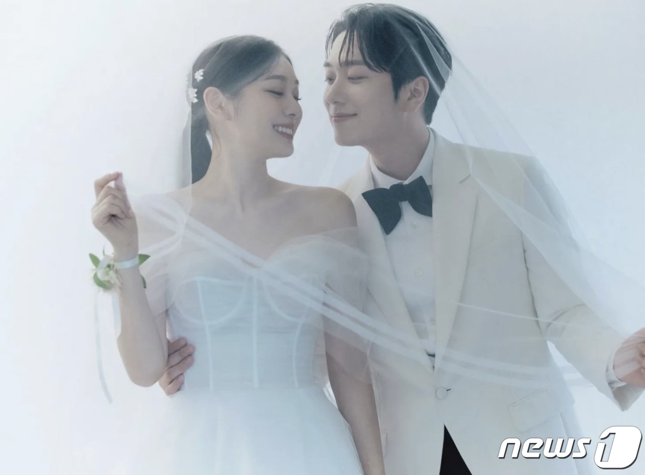 (서울=뉴스1) = 김연아가 그룹 포레스텔라 고우림과 결혼한 가운데 23일 오후 웨딩 화보를 추가로 공개했다. (김연아 인스타그램) 2022.10.23/뉴스1