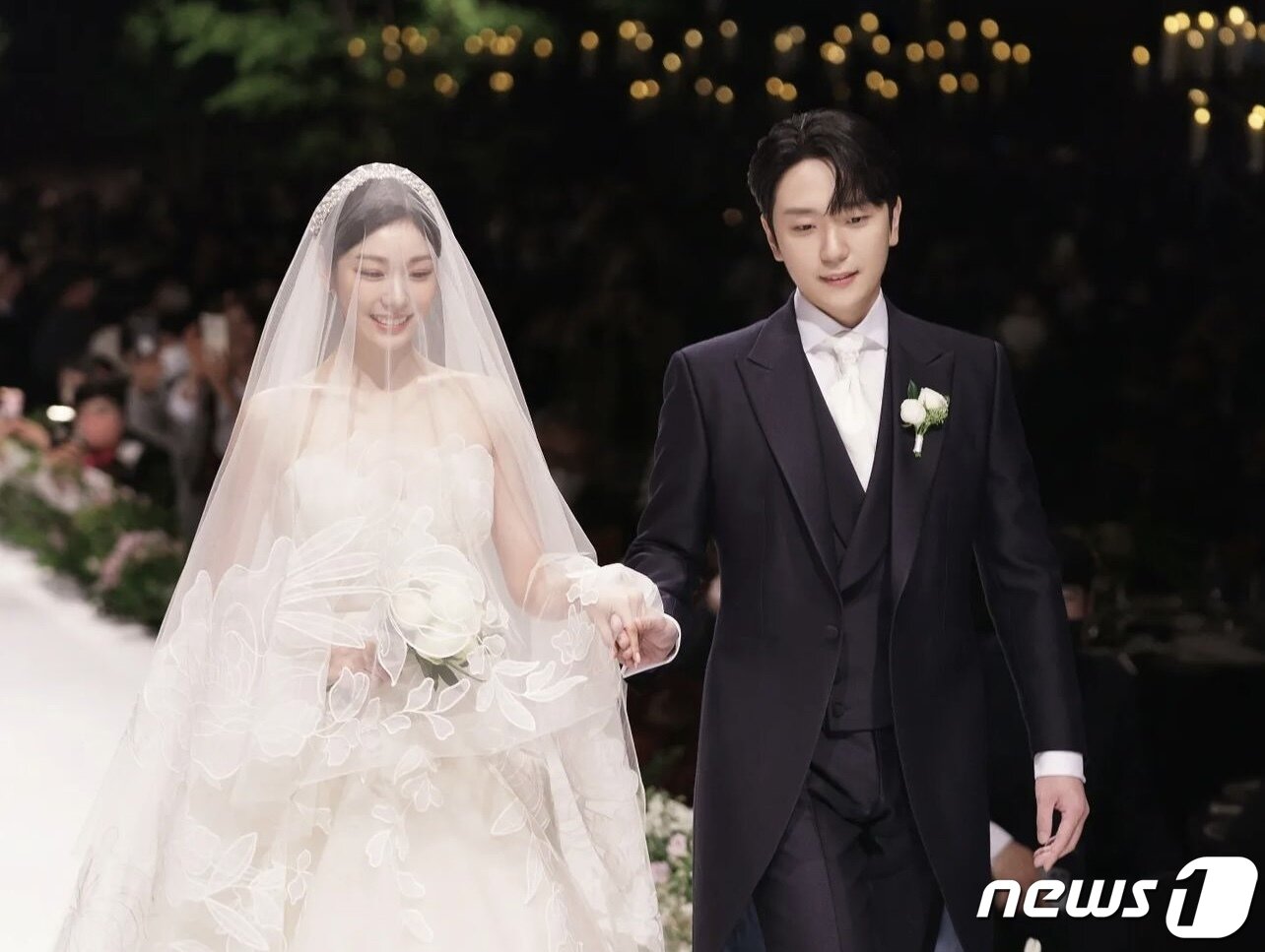 본문 이미지 - '피겨여왕' 김연아가 23일 그룹 ‘포레스텔라’ 멤버 겸 성악가 고우림과의 결혼식 사진을 자신의 인스타그램 계정을 통해 공개했다. 기사 내용과 무관. (김연아 인스타그램) 2022.10.23/뉴스1