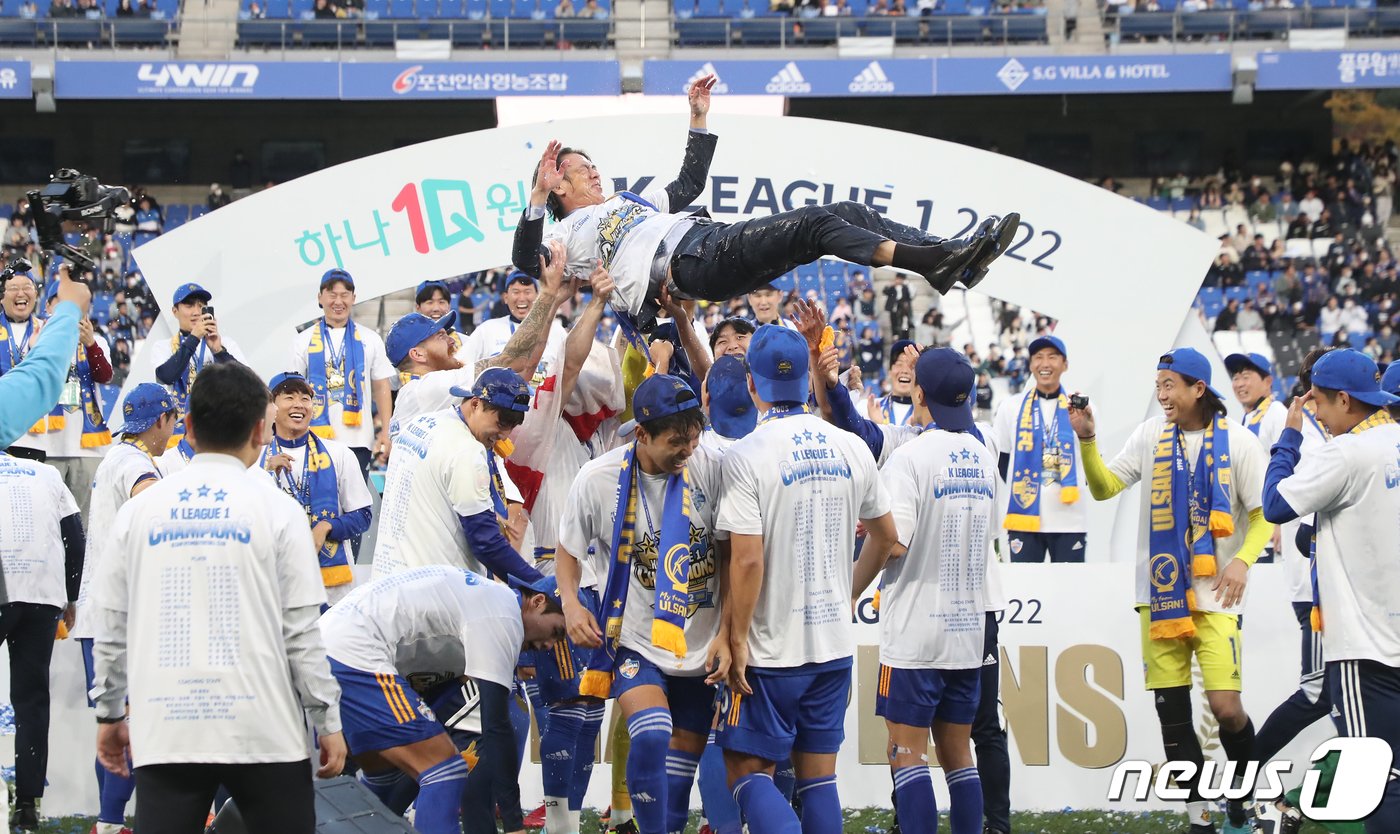 본문 이미지 - 23일 오후 울산 문수축구경기장에서 하나원큐 K리그1 2022 우승을 차지한 울산 현대 선수들이 홍명보 감독을 헹가래 치고 있다. 2022.10.23/뉴스1 ⓒ News1 윤일지 기자