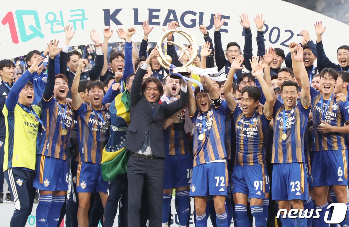 본문 이미지 - 23일 오후 울산 문수축구경기장에서 하나원큐 K리그1 2022 우승을 차지한 울산 현대 홍명보 감독과 선수들이 우승 트로피를 들어 올리며 환호하고 있다. 2022.10.23/뉴스1 ⓒ News1 윤일지 기자