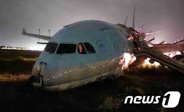 본문 이미지 - 23일(현지시간) 필리핀 세부 막탄공항에서 악천후 속 착륙 후 활주로를 이탈(오버런·overrun)하는 사고가 발생한 대한항공 여객기가 동체가 파손된 채 멈춰서 있다. 24일 대한항공에 따르면 인천국제공항에서 전날 오후 6시 35분 출발해 세부 막탄 공항으로 향한 A330-300 여객기(KE631)가 착륙하는 과정에서 현지 기상 악화로 비정상 착륙했다. 악천후로 인해 이 여객기는 3번의 착륙 시도했으며, 결국 도착예정시간보다 1시간 정도 늦게 공항 착륙에 성공했지만, 활주로를 지나 수풀에서 멈춰 섰다. 당시 여객기에는 승객 162명과 승무원 11명이 타고 있었지만, 현재까지 인명 피해는 없는 것으로 파악됐다. 그러나 여객기 바퀴와 동체 일부가 파손됐다. (트위터 캡처)2022.10.24/뉴스1