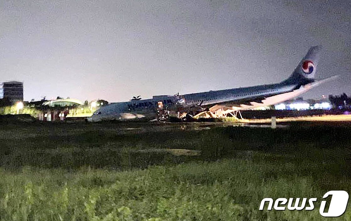 본문 이미지 - 23일(현지시간) 필리핀 세부 막탄공항에서 악천후 속 착륙 후 활주로를 이탈(오버런·overrun)하는 사고가 발생한 대한항공 여객기가 동체가 파손된 채 멈춰서 있다. (트위터 갈무리) 뉴스1