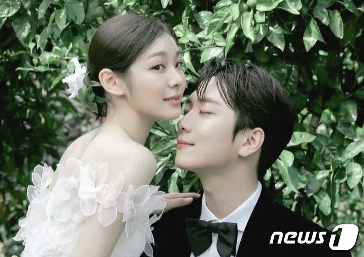 본문 이미지 - 김연아가 그룹 포레스텔라 고우림과 결혼한 가운데 23일 오후 자신의 SNS에 웨딩 화보를 추가로 공개했다. (김연아 인스타그램) 2022.10.23/뉴스1