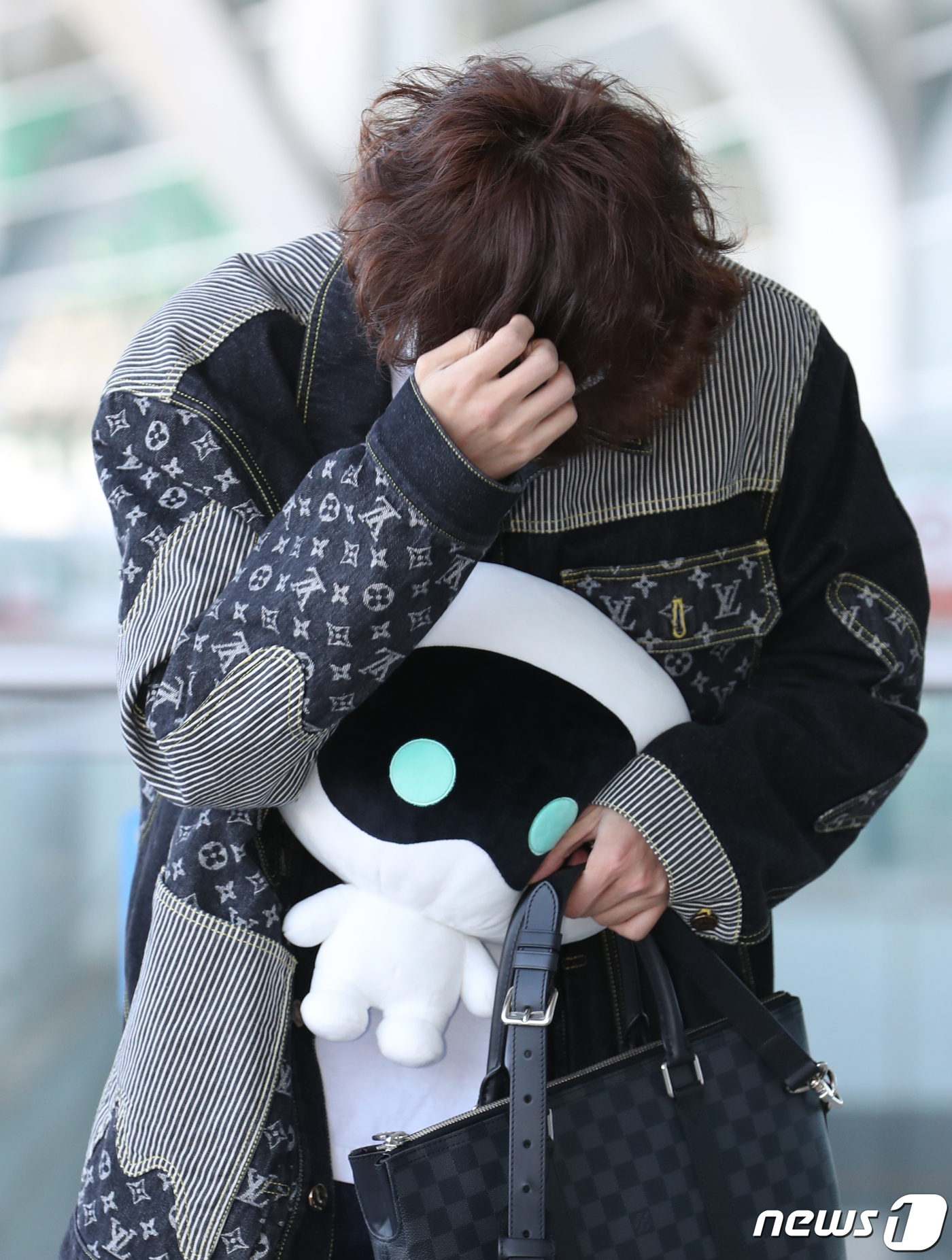 (인천공항=뉴스1) 권현진 기자 = 방탄소년단(BTS) 진(JIN)이 콜드플레이 월드투어 ‘뮤직 오브 더 스피어스(MUSIC of the SPHERES)’ 일정 참석 차 24일 오 …