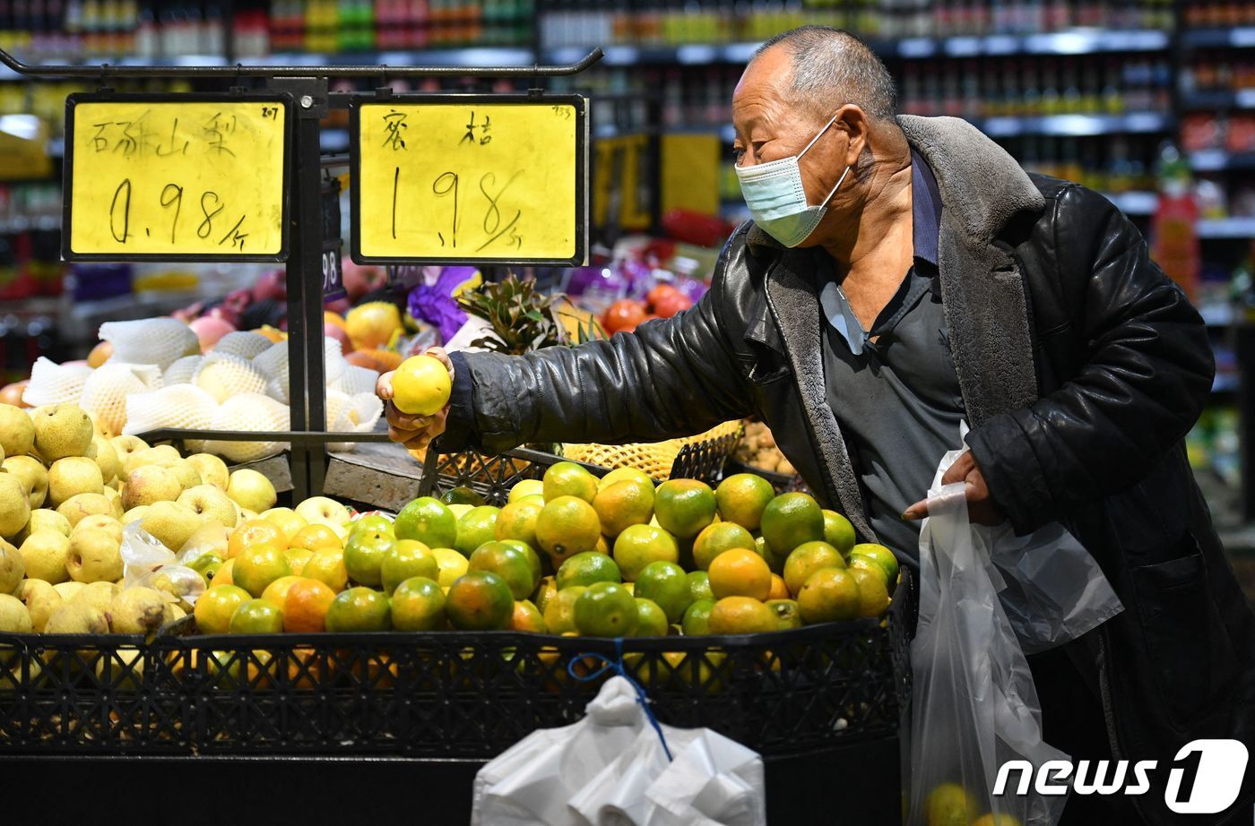본문 이미지 - 중국 안후이성의 한 상점에서 주민들이 과일을 구매하고 있다. ⓒ AFP=뉴스1