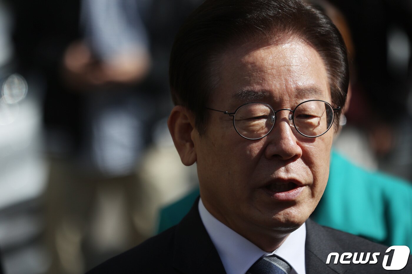 본문 이미지 - 불법 자금 수수 의혹과 관련해 김용 민주연구원 부원장을 체포한 검찰이 지난 10월24일 서울 영등포구 더불어민주당사를 압수수색한 가운데 이재명 대표가 입장을 발표하고 있다./뉴스1 ⓒ News1 조태형 기자