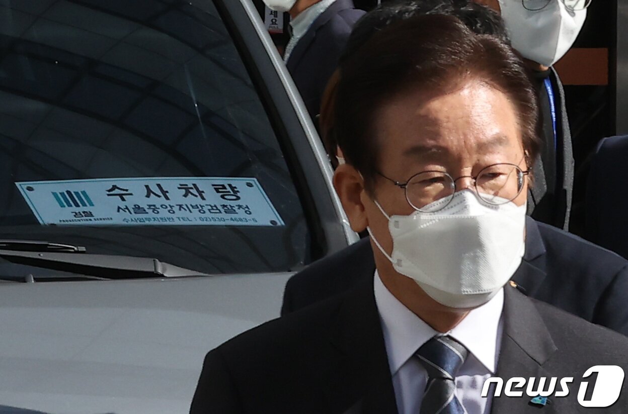 본문 이미지 - 불법 자금 수수 의혹과 관련해 김용 민주연구원 부원장을 체포한 검찰이 24일 서울 영등포구 더불어민주당사를 압수수색한 가운데 이재명 대표가 입장을 발표하고 있다. 2022.10.24/뉴스1 ⓒ News1 조태형 기자