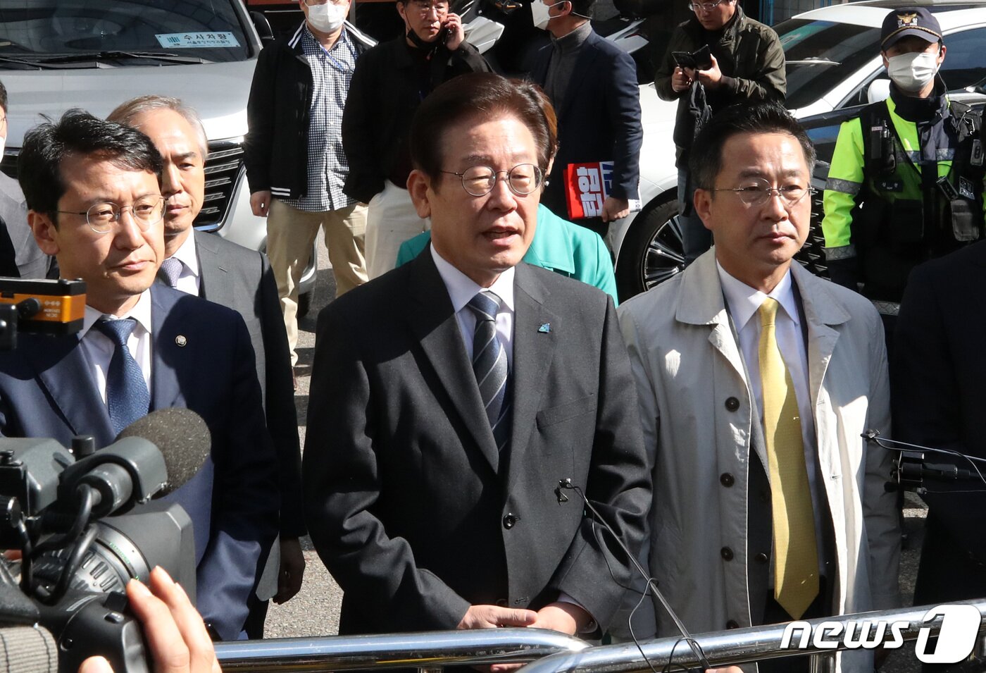 본문 이미지 - 불법 자금 수수 의혹과 관련해 김용 민주연구원 부원장을 체포한 검찰이 10월24일 서울 영등포구 더불어민주당사를 압수수색한 가운데 이재명 대표가 민주당사 앞에서 입장을 밝히고 있다./뉴스1 ⓒ News1 조태형 기자