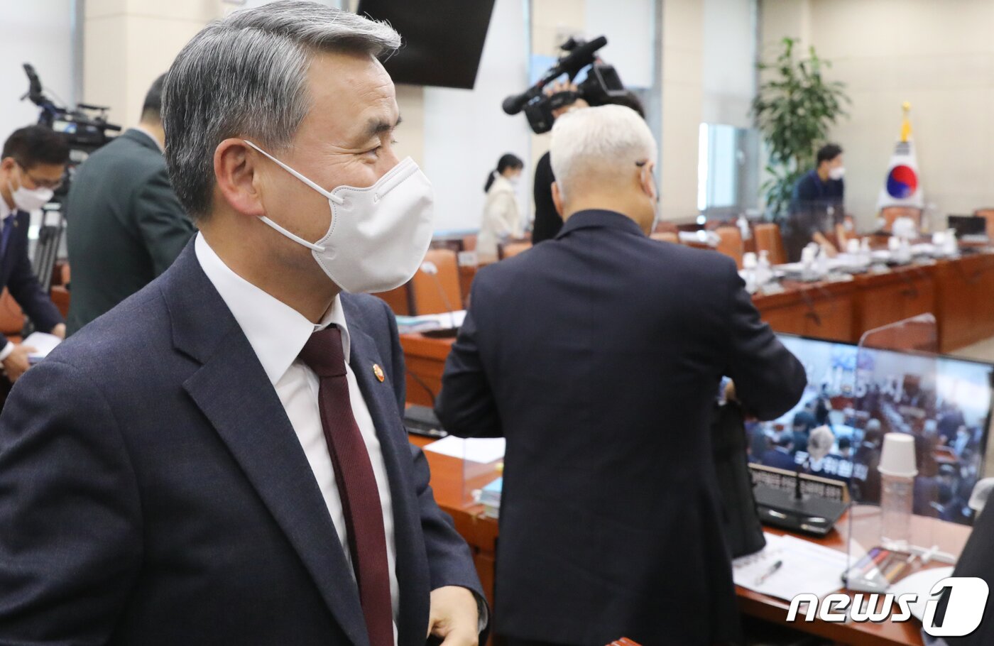 본문 이미지 - 이종섭 국방부 장관이 24일 서울 여의도 국회에서 열린 국방위원회의 국방부 등에 대한 국정감사가 중지되자 국감장을 나서고 있다. 합동참모본부에 따르면 이날 오전 3시42분쯤 서해 백령도 서북방 약 27㎞ 지점에서 북한 상선(무포호·5000톤급) 1척이 NLL을 침범다가 우리 해군의 경고사격을 받고 북쪽으로 돌아갔다고 밝혔다. 이 과정에서 우리 군은 KF-16 전투기와 해병대 전력 등을 동원해 우발상황에 대비했으며, 북한군은 해 북방한계선(NLL) 북쪽 해상완충구역 내에 10발의 방사포 사격을 실시하는 등 '일촉즉발'의 상황이 벌어졌던 것으로 전해졌다. 2022.10.24/뉴스1 ⓒ News1 허경 기자