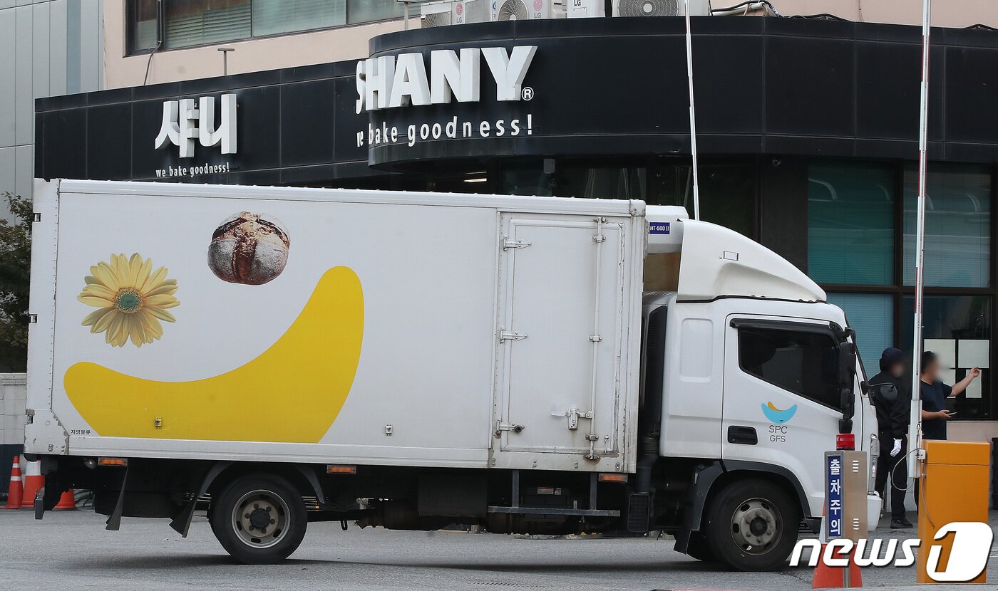 본문 이미지 - 24일 경기 성남중원경찰서에 따르면 전날 오전 6시 10분쯤 경기도 성남시 중원구 샤니 제빵공장에서 40대 근로자 A씨가 기계에 손가락이 끼면서 절단되는 사고가 일어났다. 사진은 이날 경기도 성남시 중원구 샤니 제빵공장 모습. 2022.10.24/뉴스1 ⓒ News1 임세영 기자