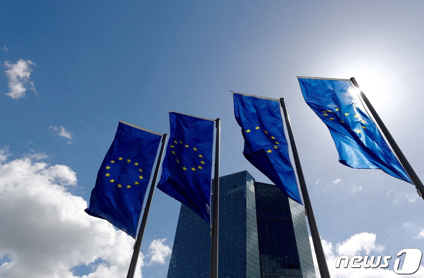 본문 이미지 - 독일 프랑크푸르트 유럽 중앙은행(ECB) 본점 앞에 유럽연합(EU) 깃발이 바람에 날리고 있다. 18.04.26 ⓒ 로이터=뉴스1 ⓒ News1 권진영 기자