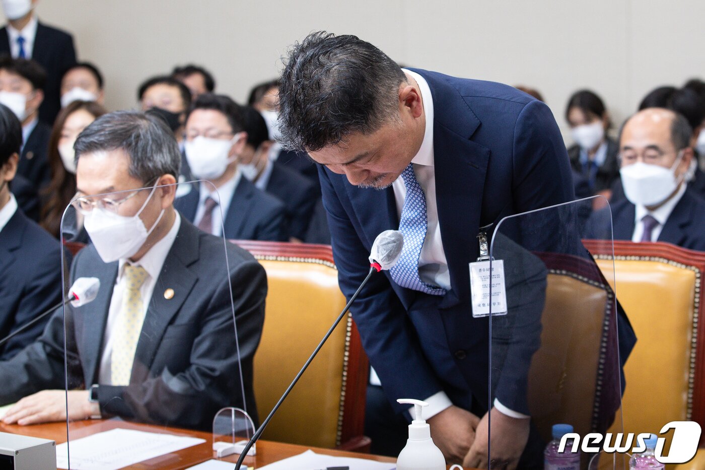본문 이미지 - 김범수 카카오미래이니셔티브센터장이 지난 10월24일 서울 여의도 국회에서 열린 과학기술정보방송통신위원회의 과학기술정보통신부 등에 대한 종합감사에 출석해 데이터센터 화재로 인한 카카오 먹통 사태에 대해 사과하고 있다. 2022.10.24/뉴스1 ⓒ News1 유승관 기자