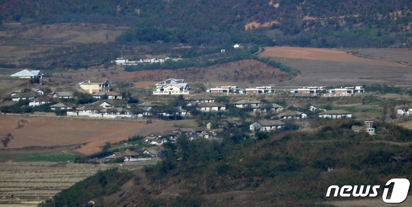 본문 이미지 - 24일 경기 김포시에서 바라본 북한 황해도 개풍군 일대. 2022.10.24/뉴스1 ⓒ News1 정진욱 기자