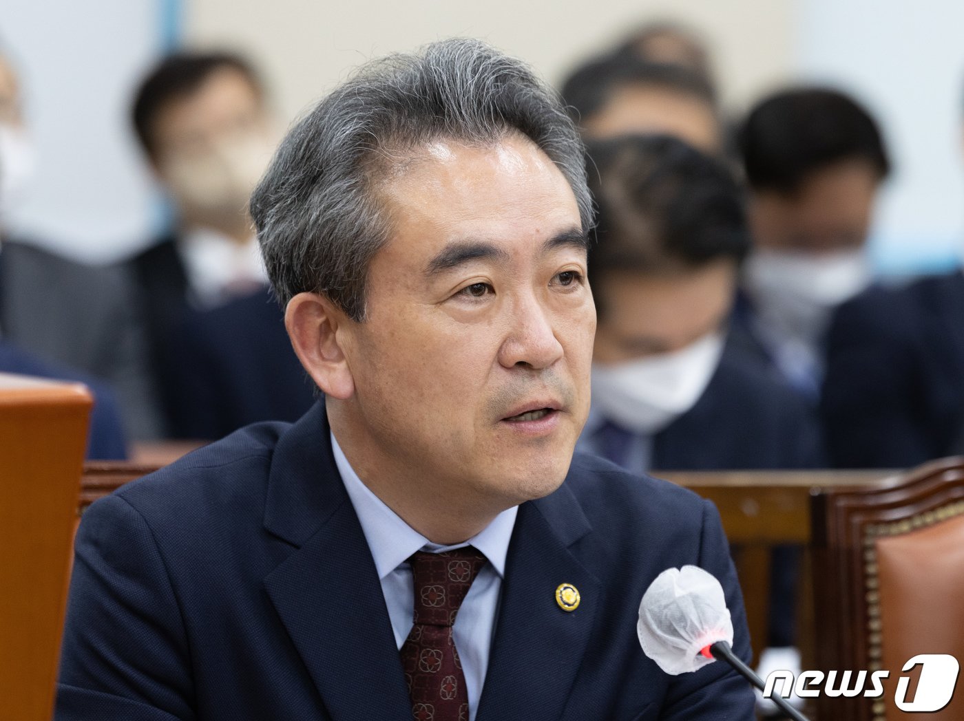 본문 이미지 - 윤희근 경찰청장이 24일 서울 여의도 국회에서 열린 행정안전위원회의 행정안전부·중앙선거관리위원회·경찰청 등에 대한 종합감사에서 의원 질의에 답변하고 있다. 2022.10.24/뉴스1 ⓒ News1 이재명 기자