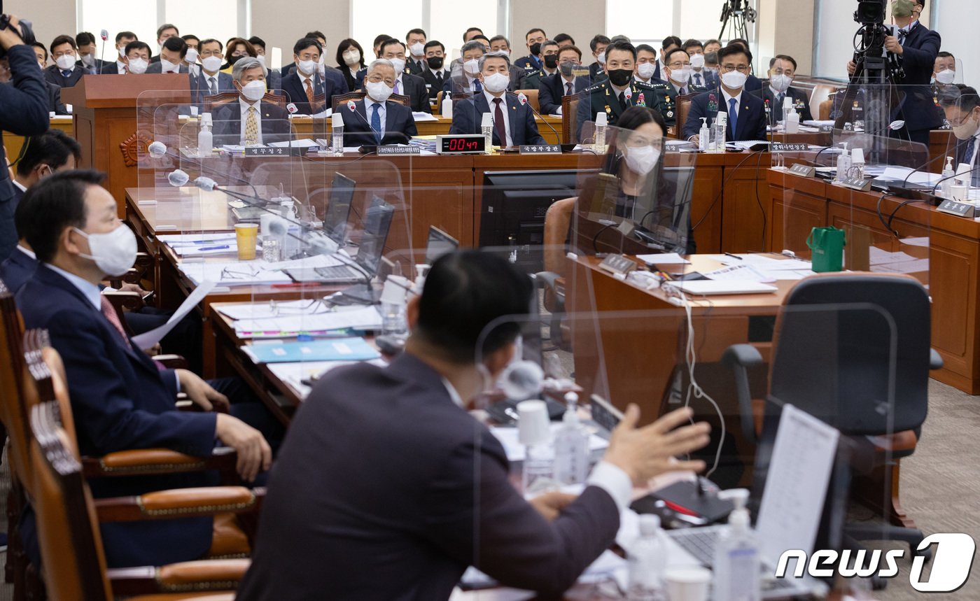본문 이미지 - 이종섭 국방부 장관이 24일 서울 여의도 국회에서 열린 국방위원회의 국방부·병무청·합동참모본부 등에 대한 종합감사에서 의원 질의를 듣고 있다. 2022.10.24/뉴스1 ⓒ News1 이재명 기자
