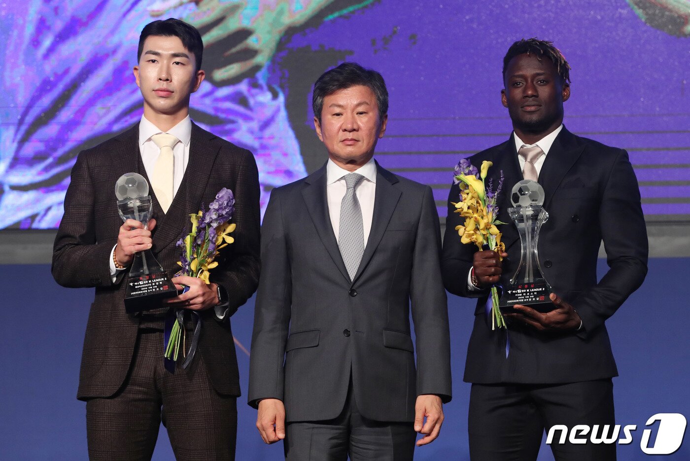 본문 이미지 - 24일 서울 서초구 양재동 더케이호텔에서 열린 하나원큐 K리그 2022 대상 시상식에서 K리그2 최다도움상 안양 아코스티(오른쪽)와 최다 득점상 아산 유강현이 정몽구 대한축구협회장과 기념촬영을 하고 있다. 2022.10.24/뉴스1 ⓒ News1 박세연 기자