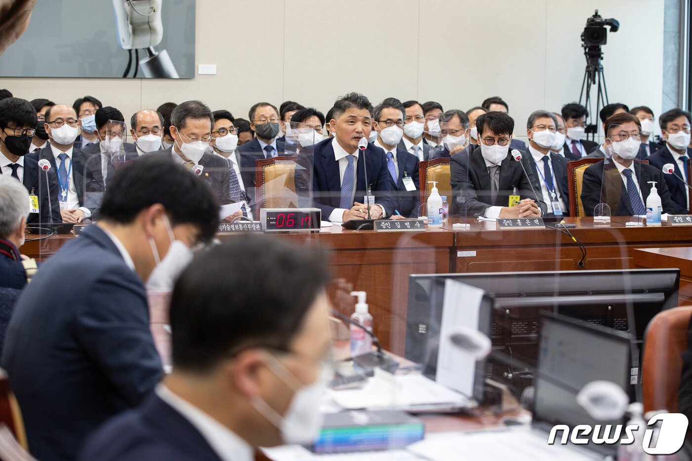 본문 이미지 - 김범수 카카오미래이니셔티브센터장이 24일 서울 여의도 국회에서 열린 과학기술정보방송통신위원회의 과학기술정보통신부 등에 대한 종합감사에 출석해 의원 질의에 답하고 있다. 2022.10.24/뉴스1 ⓒ News1 유승관 기자