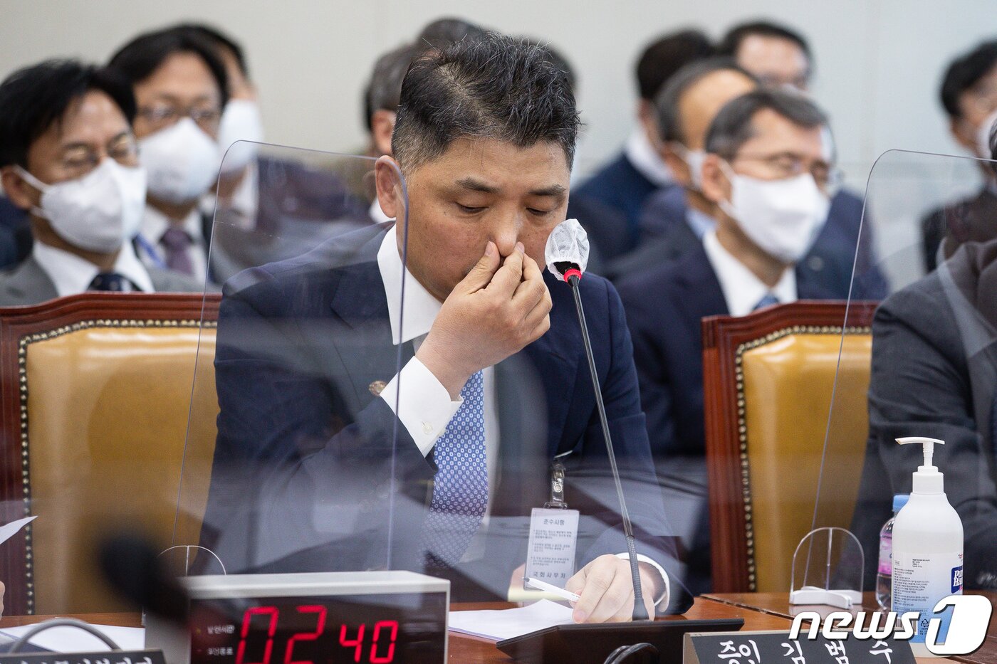 본문 이미지 - 김범수 카카오미래이니셔티브센터장이 지난달 24일 서울 여의도 국회에서 열린 과학기술정보방송통신위원회의 과학기술정보통신부 등에 대한 종합감사에 출석해 굳은 표정으로 의원 질의를 경청하고 있다. 2022.10.24/뉴스1 ⓒ News1 유승관 기자