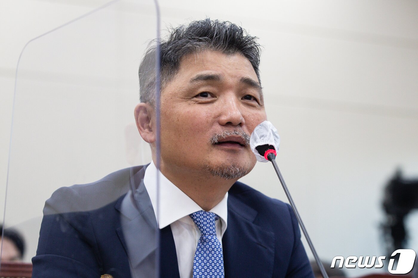본문 이미지 - 김범수 카카오미래이니셔티브센터장이 24일 서울 여의도 국회에서 열린 과학기술정보방송통신위원회의 과학기술정보통신부 등에 대한 종합감사에 출석해 의원 질의에 답하고 있다. 2022.10.24/뉴스1 ⓒ News1 유승관 기자