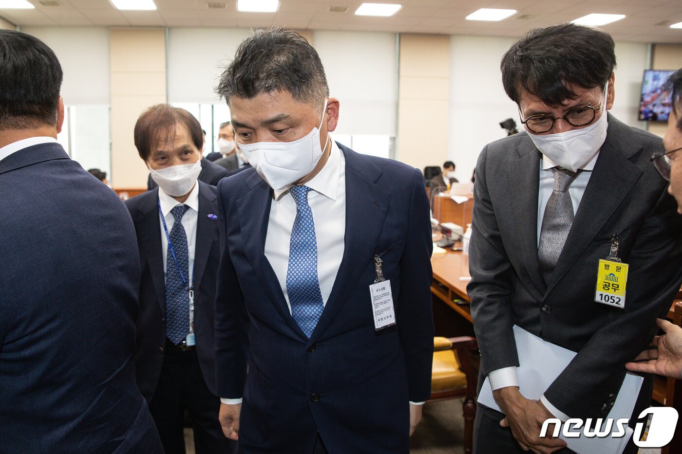 본문 이미지 - 김범수 카카오미래이니셔티브센터장과 홍은택 카카오 대표가 24일 서울 여의도 국회에서 열린 과학기술정보방송통신위원회의 과학기술정보통신부 등에 대한 종합감사에서 감사가 중지되자 감사장을 나서고 있다. 2022.10.24/뉴스1 ⓒ News1 유승관 기자