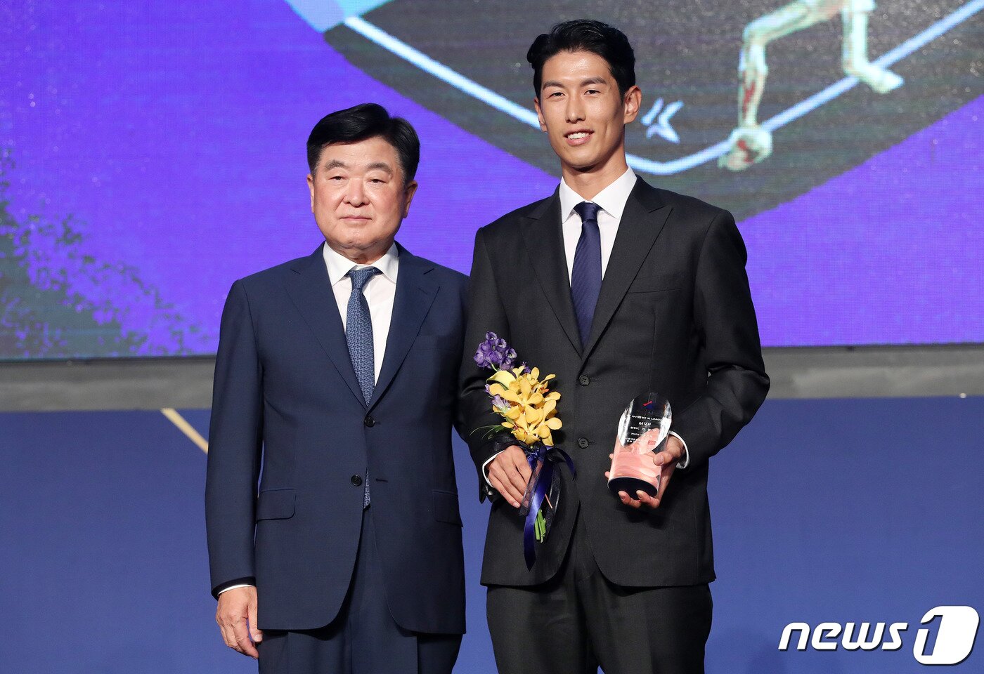 본문 이미지 - 안영규(광주FC)가 24일 서울 양재동 더케이호텔에서 열린 하나원큐 K리그 2022 대상 시상식에서 K리그2 MVP을 받은 후 권오갑 총재와 기념촬영을 하고 있다. 2022.10.24/뉴스1 ⓒ News1 박세연 기자